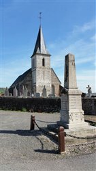 L\'glise Saint-Pierre et Saint-Paul et le monument aux morts