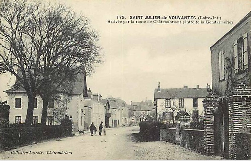 Saint-Julien-de-Vouvantes - à droite la Gendarmerie - Arrivée par la Route de Châteaubriant - Loire-Atlantique