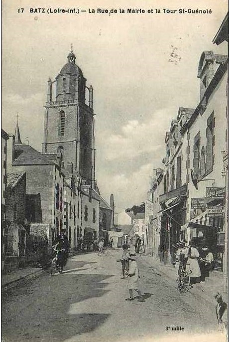Batz-sur-Mer - La rue de la Mairie et la Tour Saint-Gu�nol� - Loire-Atlantique