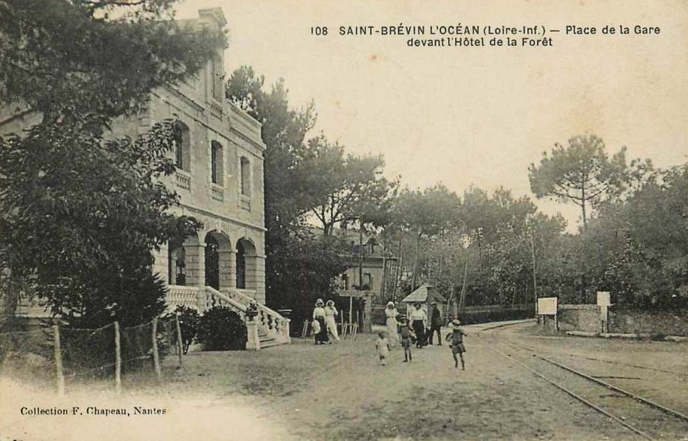 Saint-Br�vin-l�Oc�an - Place de la Gare devant l�H�tel de la For�t - Loire-Atlantique