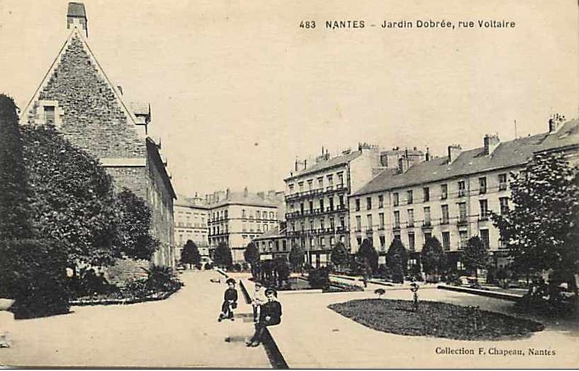 Nantes - Jardin Dobrée , rue Voltaire  - Loire-Atlantique