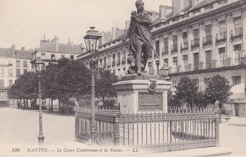 Nantes - Le Cour Cambronne et la Statue - Loire-Atlantique