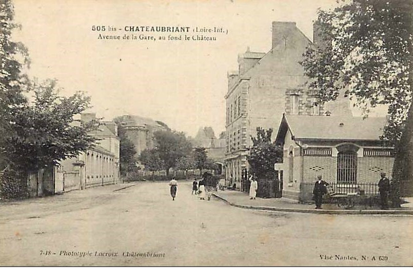 Ch�teaubriant - Avenue de la Gare , au fond Le Ch�teau - Loire-Atlantique