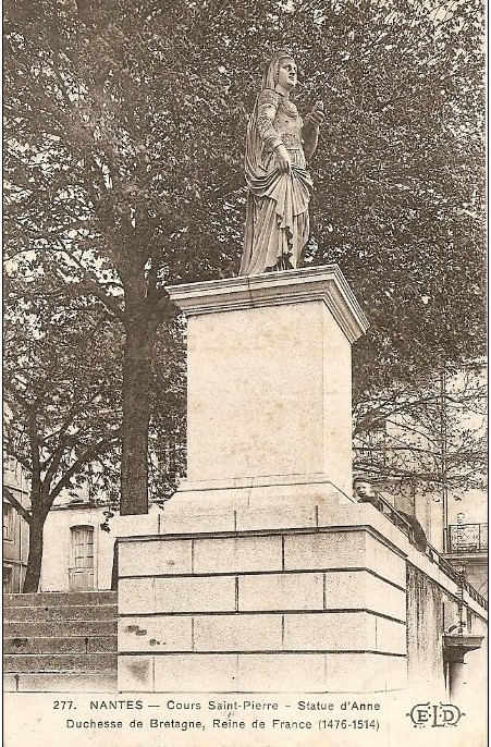 Nantes - Cours Saint-Pierre - Statue d