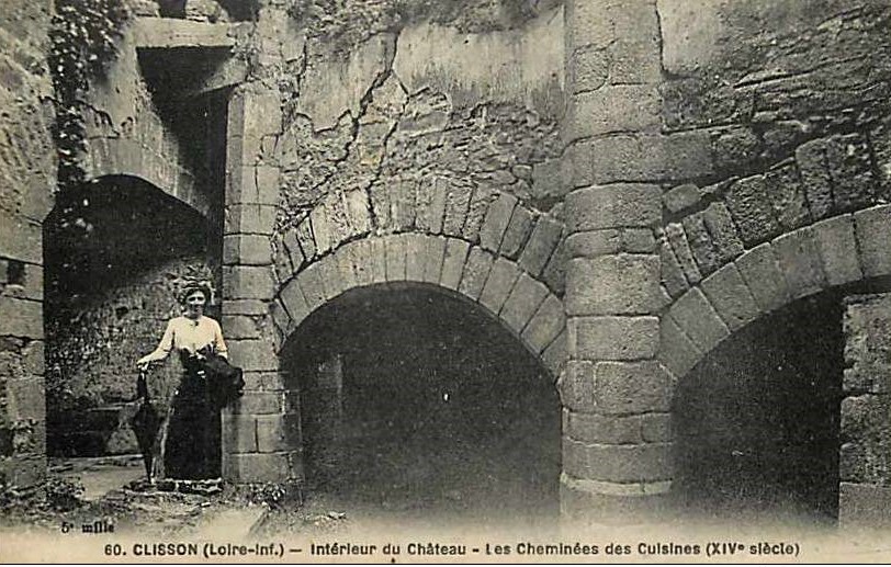 Clisson - Int�rieur du Ch�teau - Les Chemin�es des Cuisines  - Loire-Atlantique