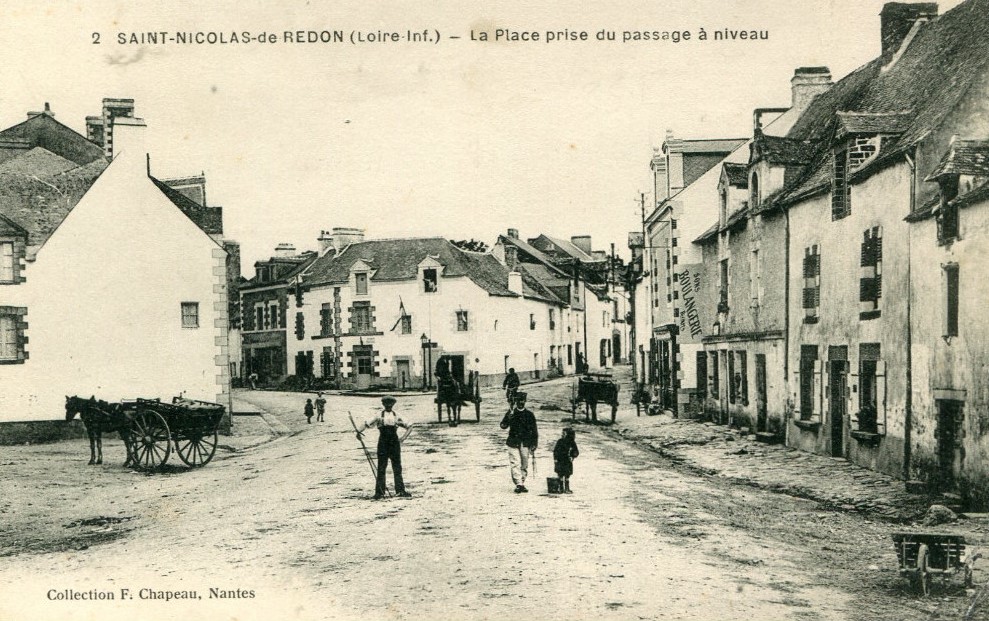 Saint-Nicolas-de-Redon - La Place prise du Passage � Niveau - Loire-Atlantique