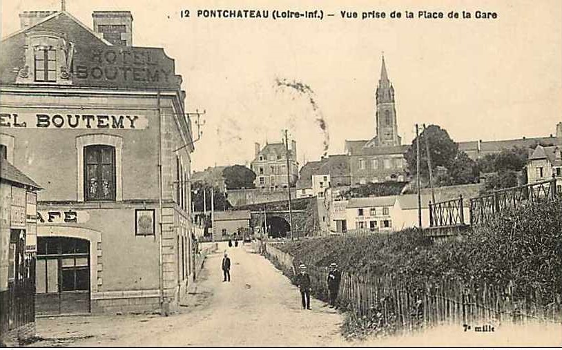 Pont-Ch�teau - Vue prise de la Place de la Gare - H�tel Bout�my  - Loire-Atlantique