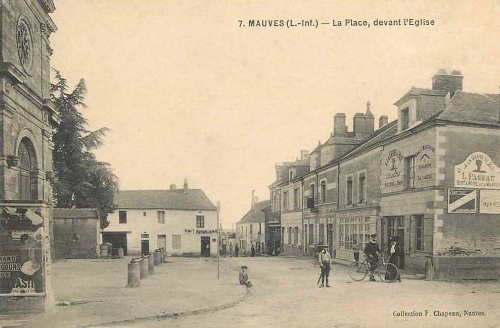 Mauves - La Place, devant l