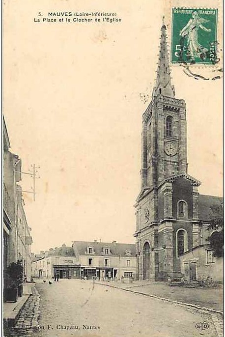 Mauves - La Place et le Clocher de l