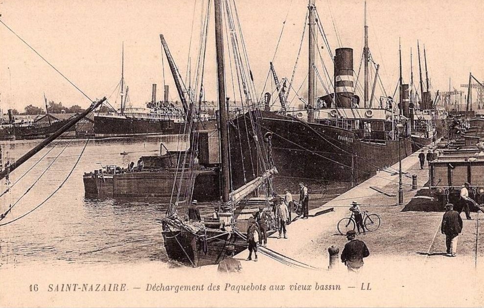 Saint-Nazaire - D�chargement des Paquebots aux vieux Bassin - Loire-Atlantique
