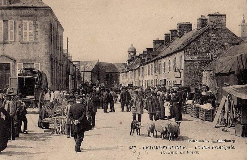 BEAUMONT-HAGUE - La rue principale - Un jour de foire  - Manche (50) - Normandie