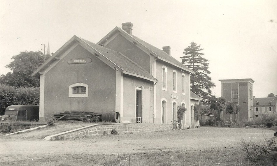 BRÉHAL - la Gare - vers 1952. - Manche (50) - Normandie