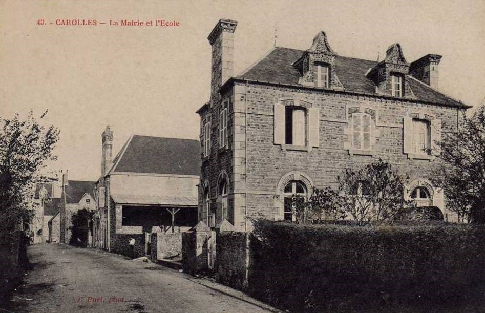 CAROLLES - La Mairie et l