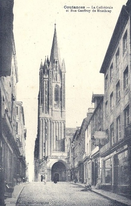 Coutances - Cathédrale et rue Geoffroy de Montbray - Manche (50) - Normandie