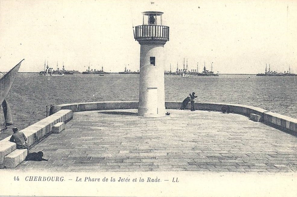 Cherbourg - Le phare de la jetée et la rade - Manche (50) - Normandie