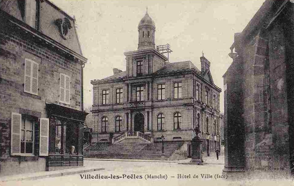 Villedieu-les-Poëles - Hôtel de Ville, face  - Manche (50) - Normandie