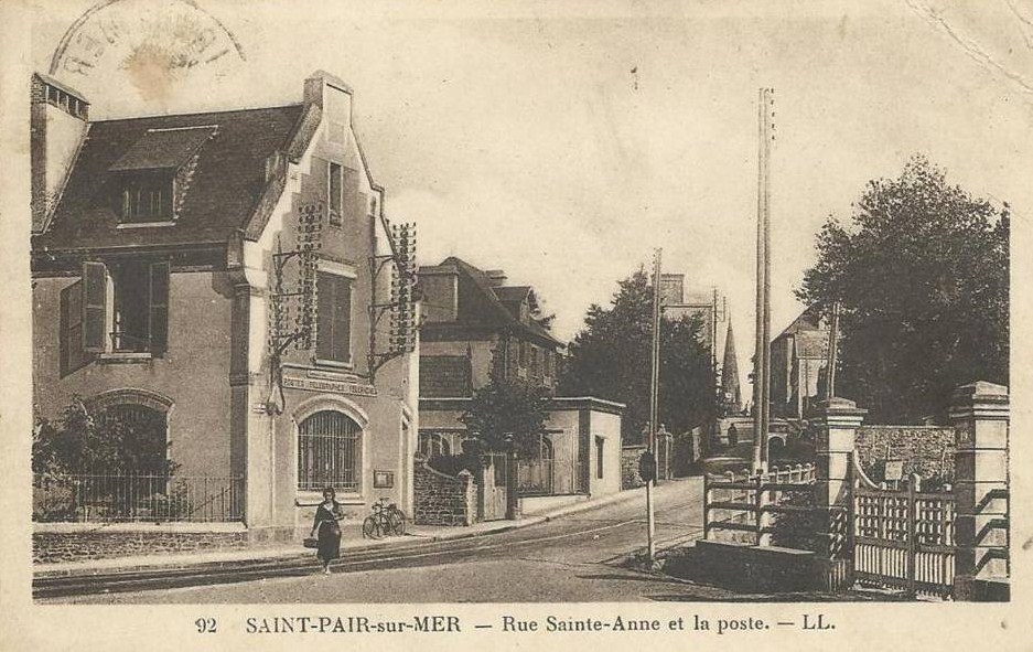 Saint-Pair-sur-Mer - Rue Sainte-Anne et la Poste - Manche (50) - Normandie