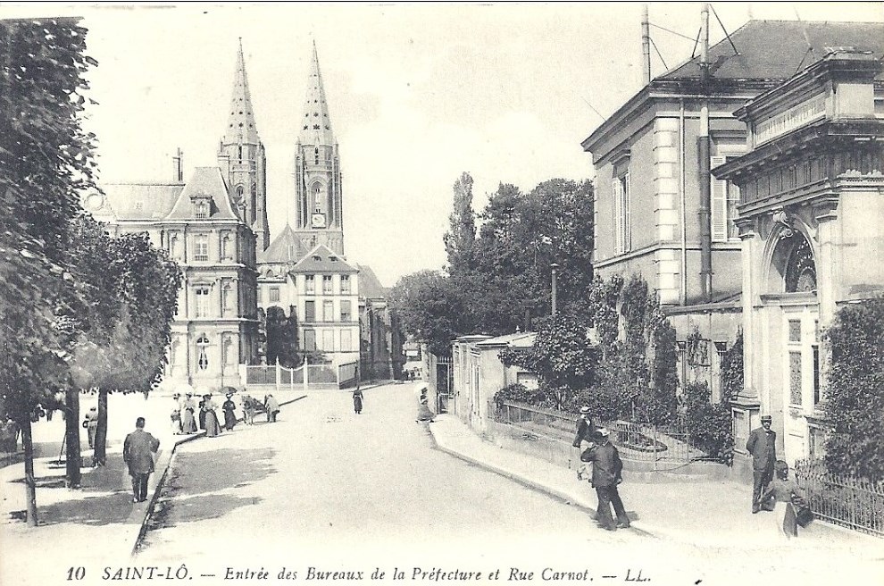 SAINT-LÔ - Entrée des bureaux de la préfecture - Rue Carnot - Manche (50) - Normandie