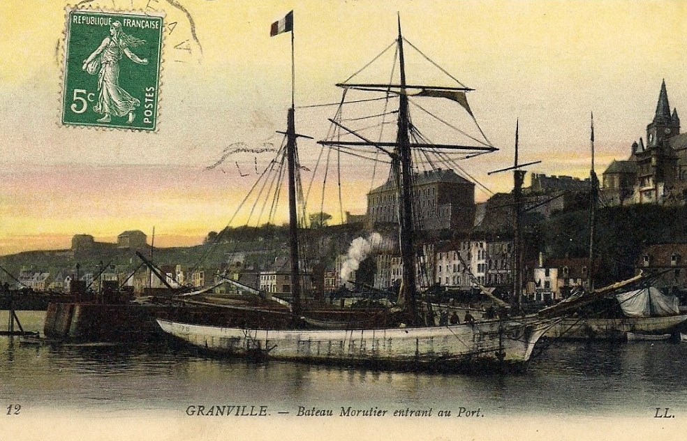 GRANVILLE - BATEAU MORUTIER ENTRANT AU PORT - Manche (50) - Normandie
