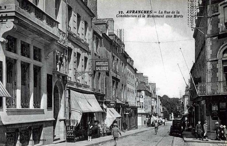 Avranches - LA RUE DE LA CONSTITUTION ET LE MONUMENT AUX MORTS - Manche (50) - Normandie