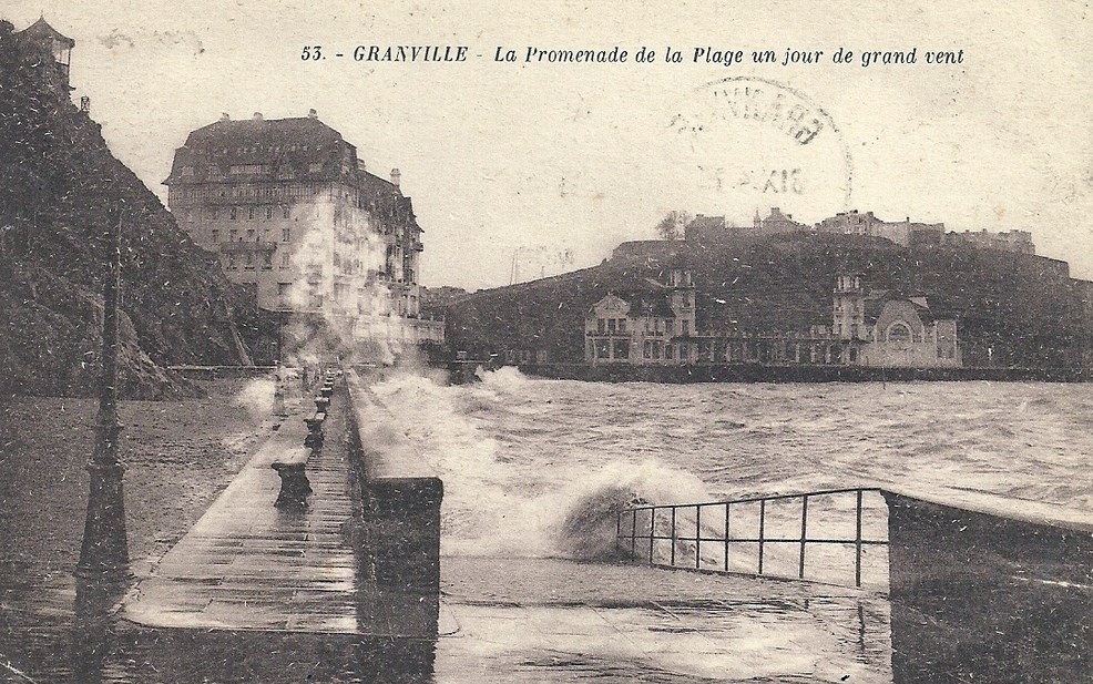 GRANVILLE - La Promenade de la plage un jour de grand vent - Manche (50) - Normandie