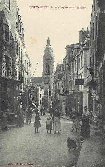 Coutances - La rue Geoffroy de Montbray - Manche (50) - Normandie