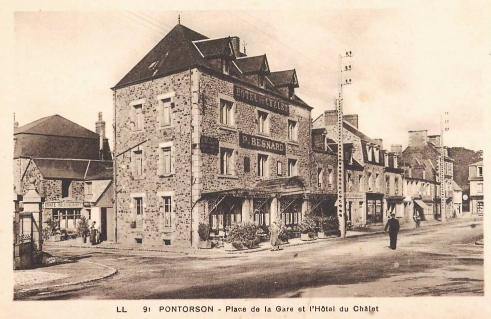 PONTORSON - Place de la Gare et Hôtel du Châlet - Manche (50) - Normandie