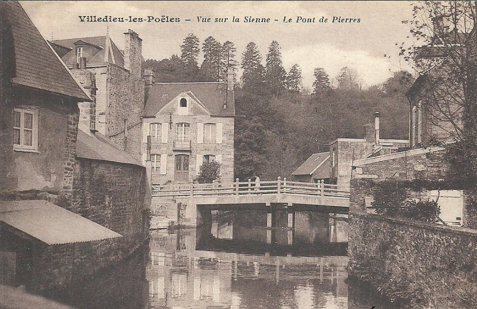 Villedieu-les-Poëles - Vue sur la Sienne - Le pont de Pierres  - Manche (50) - Normandie