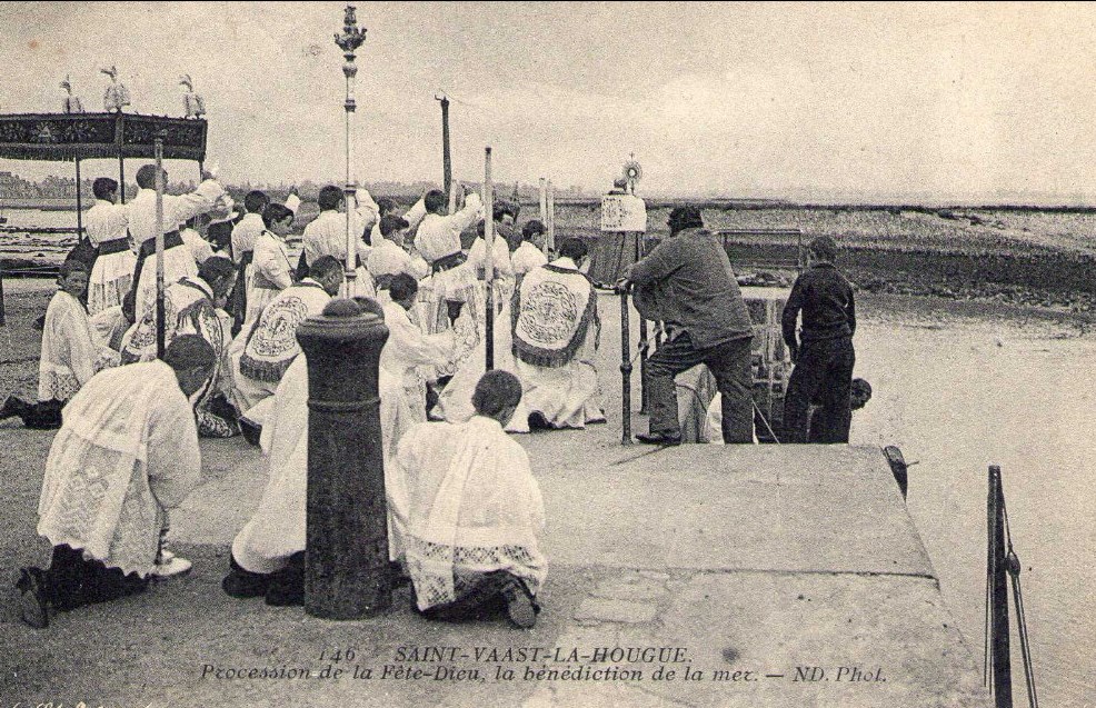 Saint-Vaast-la-Hougue - Procession de la Fête-Dieu - Bénédiction de la mer - Manche (50) - Normandie
