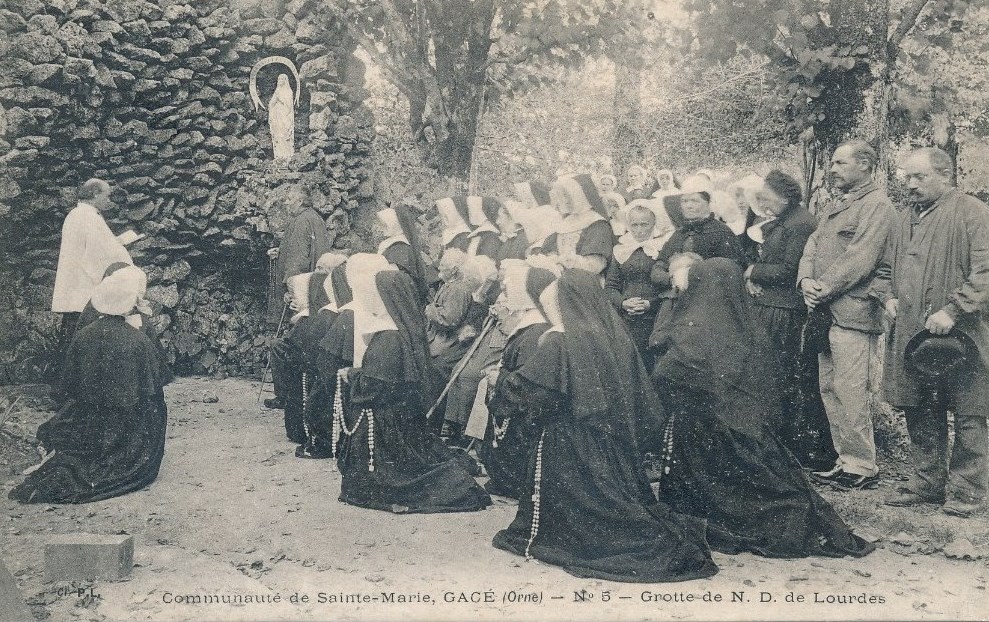 Gacé - Communauté de Saint Marie - La Grotte de Notre-Dame de Lourdes - 61 - Orne