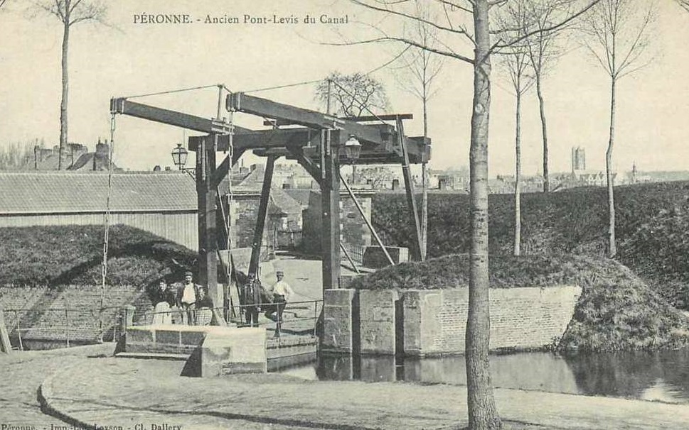 P�RONNE : Ancien Pont-levis du Canal