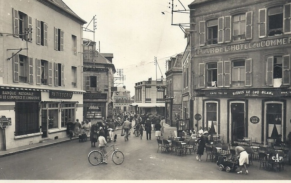 CAYEUX-SUR-MER : Vue prise de la Place Courbet