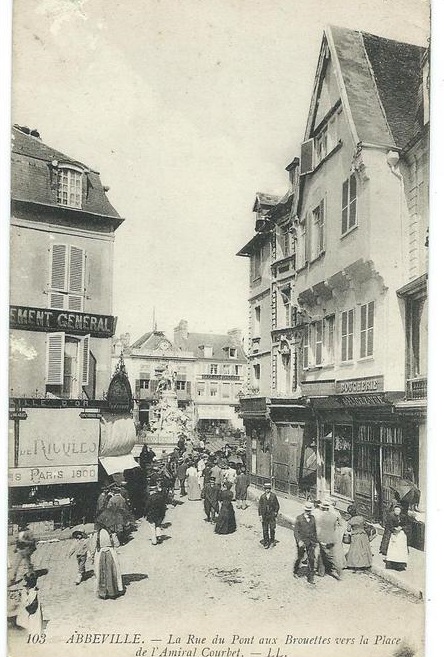 ABBEVILLE : La rue du Pont aux Brouettes vers la Place de l'Amiral Courbet 