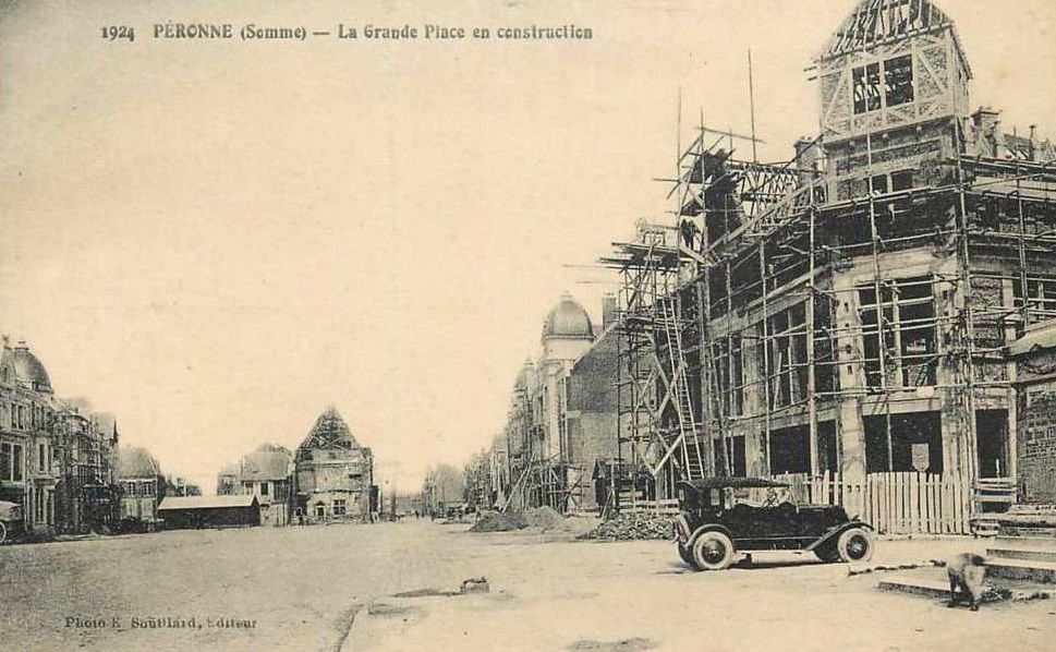 P�RONNE : La Grand Place en construction