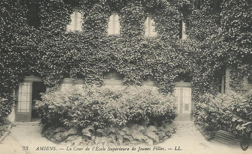 AMIENS : La Cour et l'�cole de Jeunes Filles