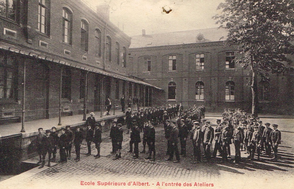 ALBERT : Ecole sup�rieure.  - L'Entr�e des Ateliers