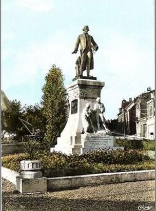 MONTDIDIER : Statue de Parmentier 
