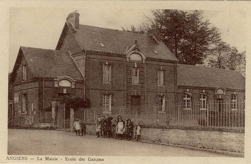 angiens-mairie-ecole-garcons