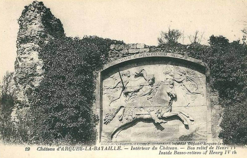 Intrieur du Chteau, bas relief de Henri IV