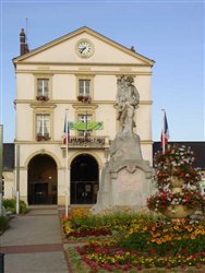 La mairie et le monument aux morts - Bacqueville-en-Caux