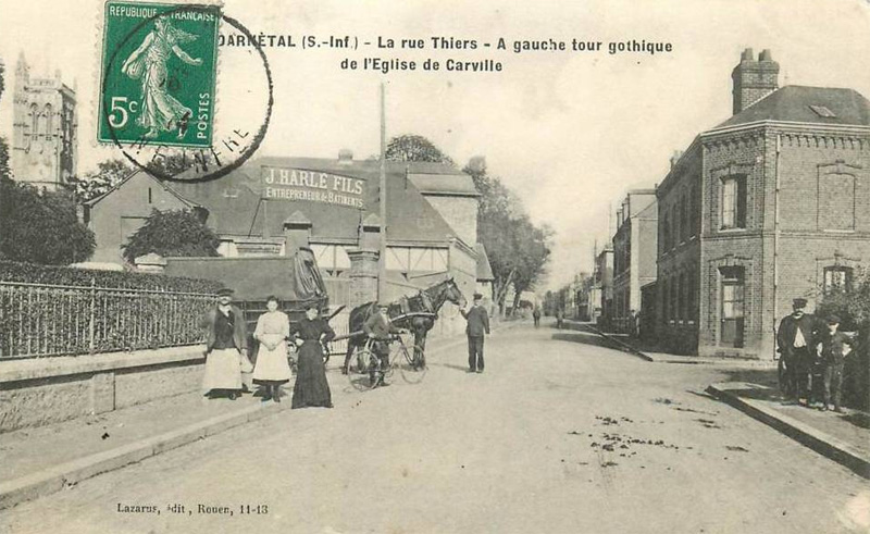 La Rue Thiers<br>A gauche tour gothique de l'�glise de Carville