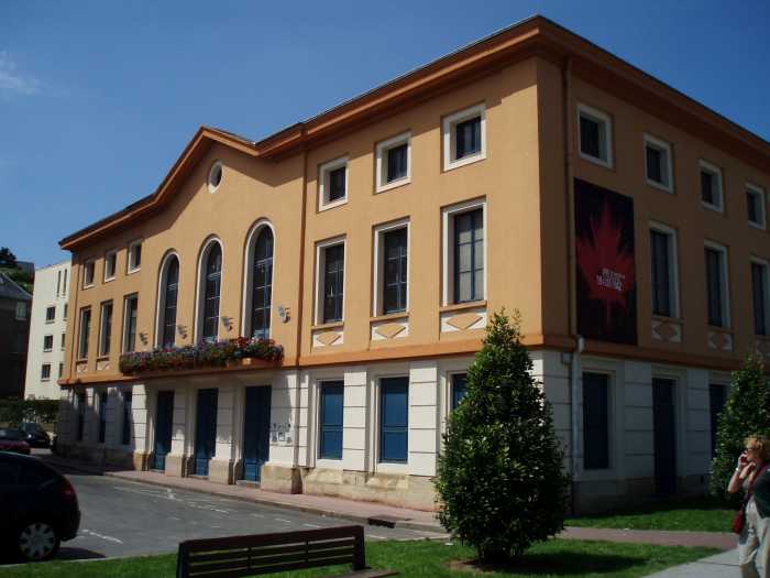 Le petit th&eacute;&acirc;tre municipal, r&eacute;ouvert en 2002.