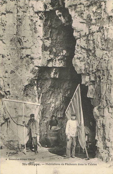 Habitations de Pêcheurs dans la Falaise