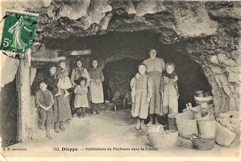 Habitations de Pêcheurs dans la Falaise