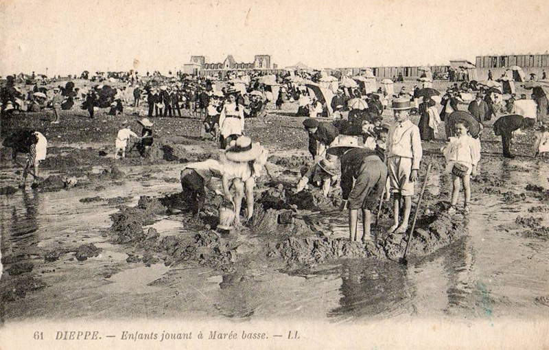 Enfants jouant à Marée basse