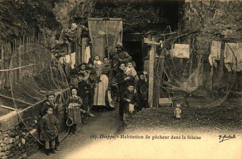 Habitation de Pcheur dans la Falaise