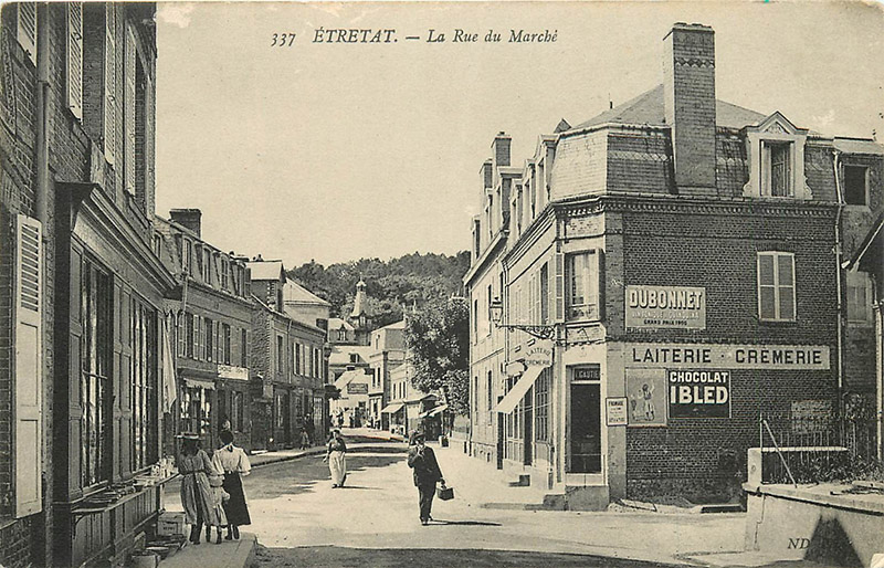 etretat-rue-marche