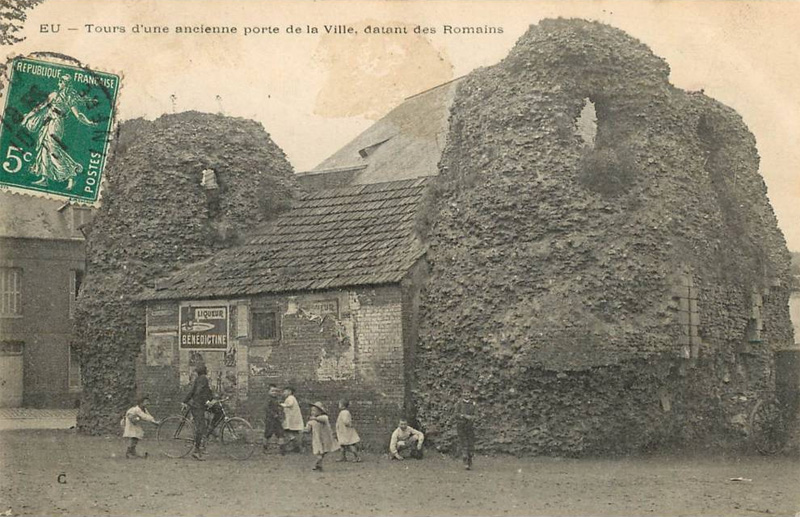 Tours d'une ancienne porte de la Ville datant des Romains