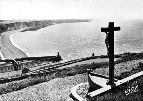 Le calvaire dominant le port dans les annes 50