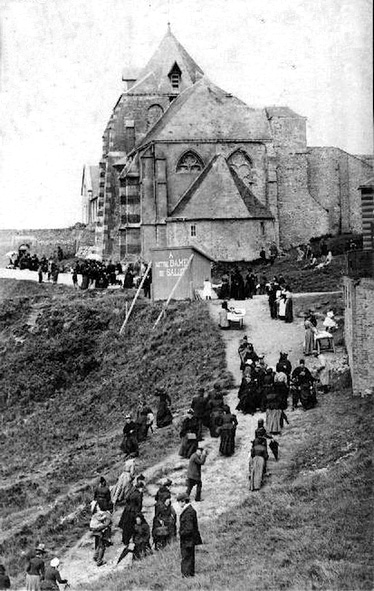 La chapelle Notre-dame du salut un jour de plerinage. 